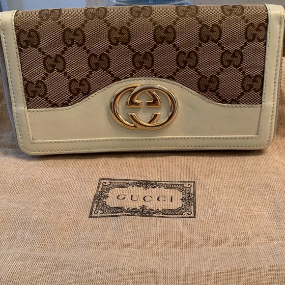 🌷🌷SALE🌷🌷Authentic Gucci Brown and Cream Monogram Wallet with Gold Emblem. - Picture 1 of 8